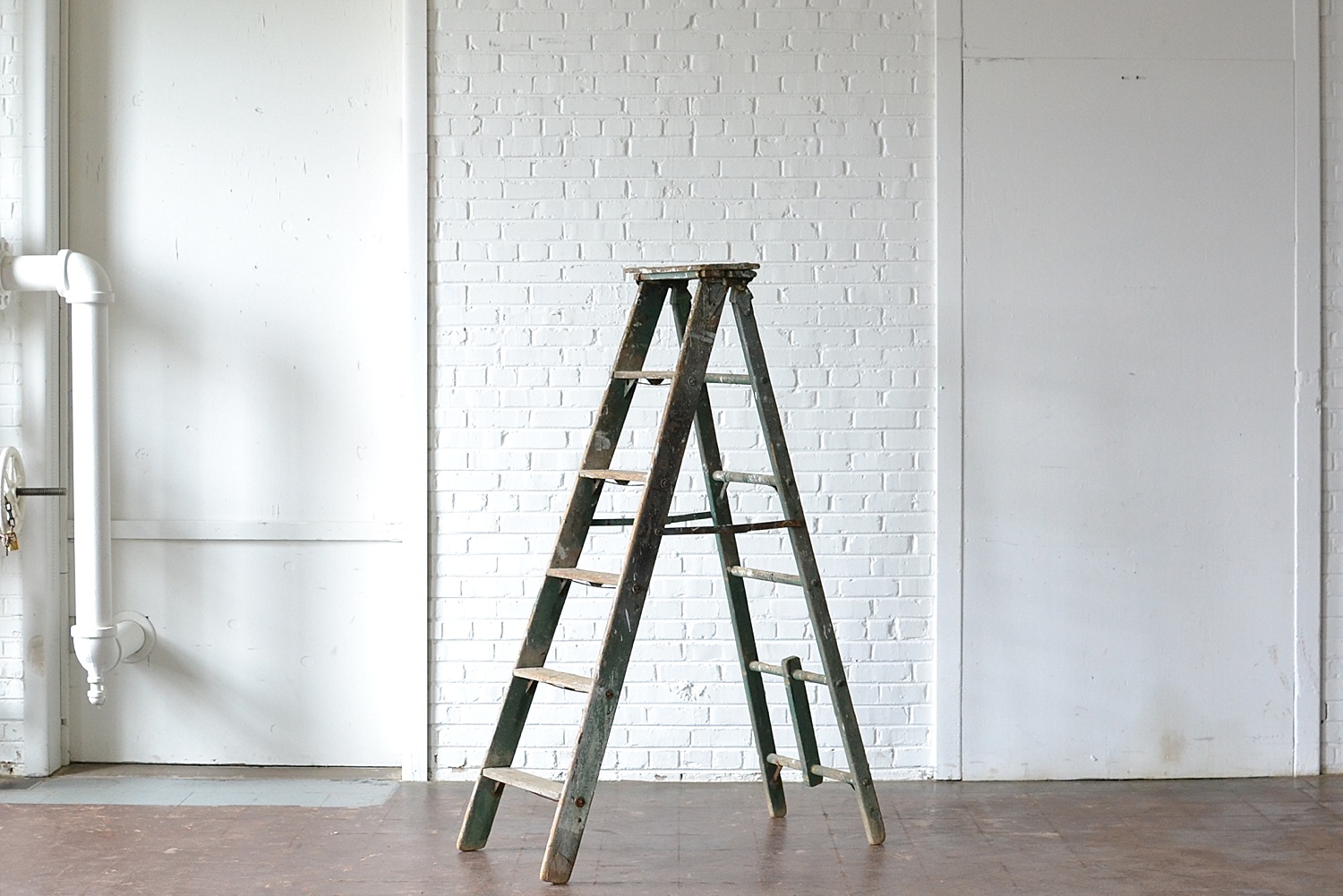 6' Green Wooden Ladder rentals online 25/day