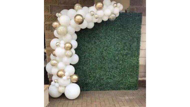 greenery wall with balloons : goodshuffle.com