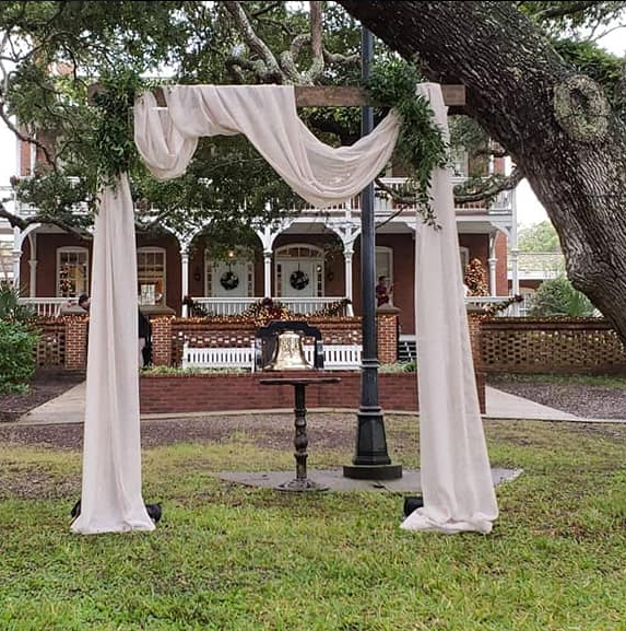 Dark Wood 2 post arch rentals online 150/day